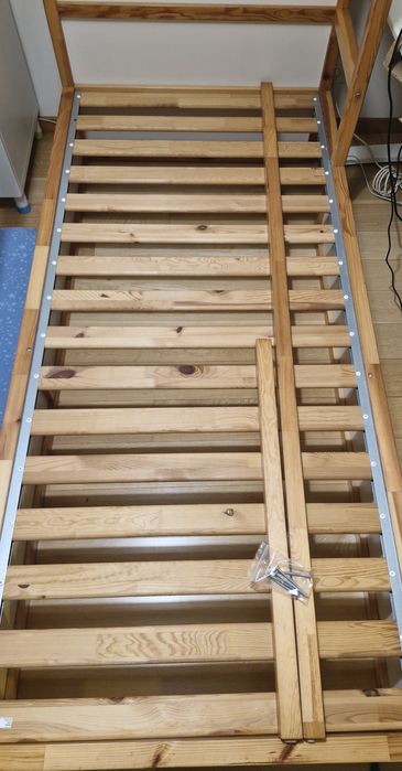 Cama reversível (Ikea, modelo Kura)