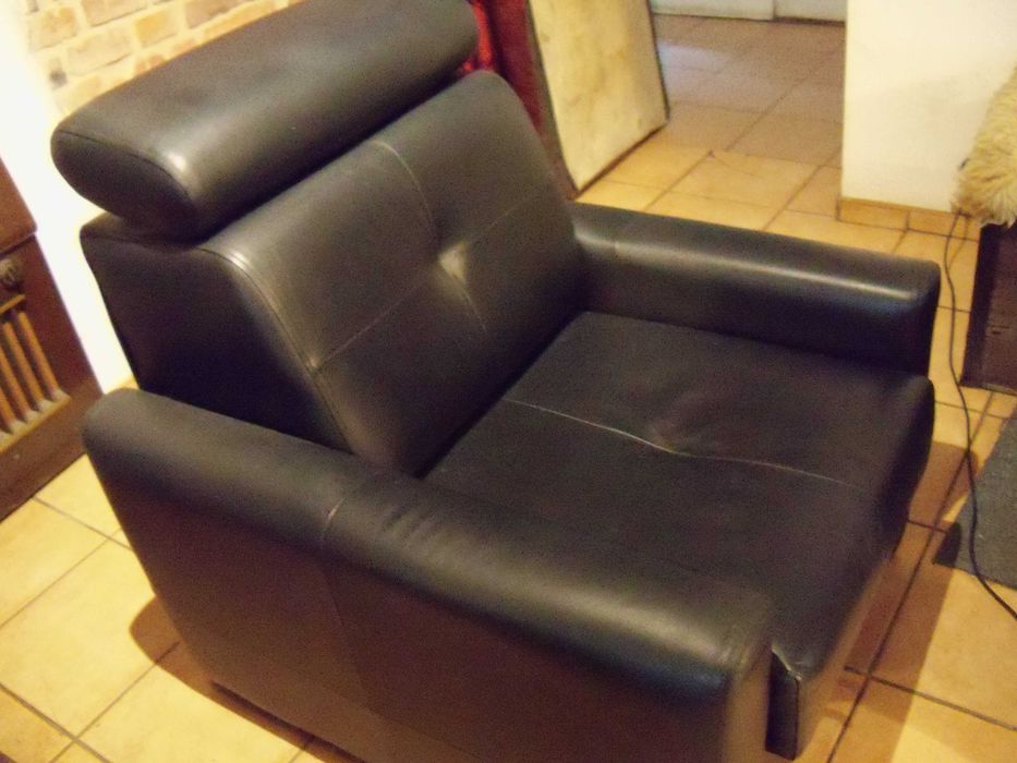 Fotel z czarnrnej skóry regulowanym zagłówkiem