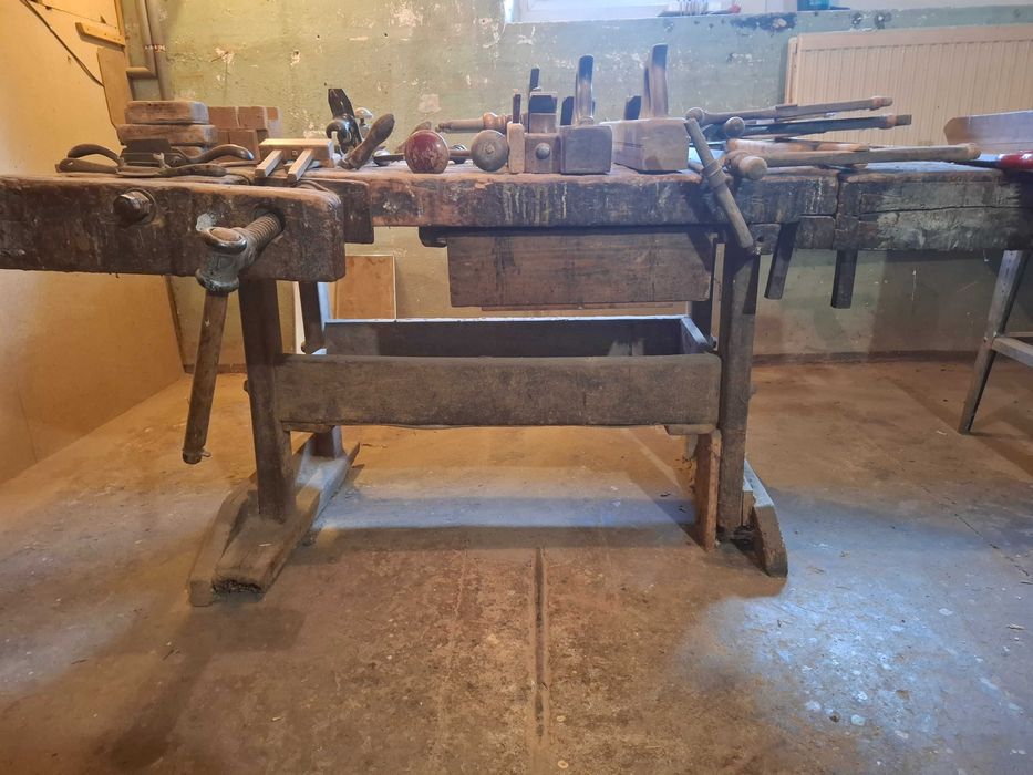 Zabytkowy stół stolarski z narzędziami