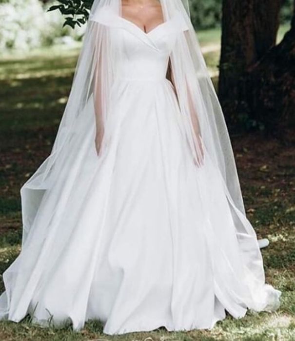 Весільна сукня з довгим шлейфом