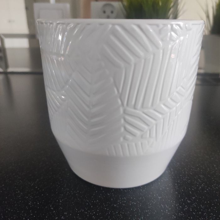 Biała ceramiczna osłonka na doniczkę