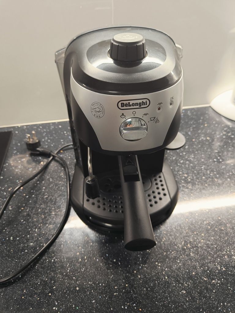Kolbowy ekspres ciśnieniowy De'Longhi EC 220.CD 1100 W czarny