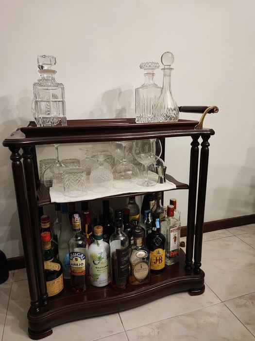 Carrinho de chá/bebidas (bebidas não incluídas)