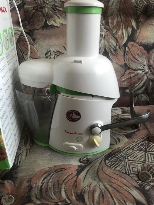 Соковитискач центробіжний Moulinex JU4001 FRUTTI PRO XL