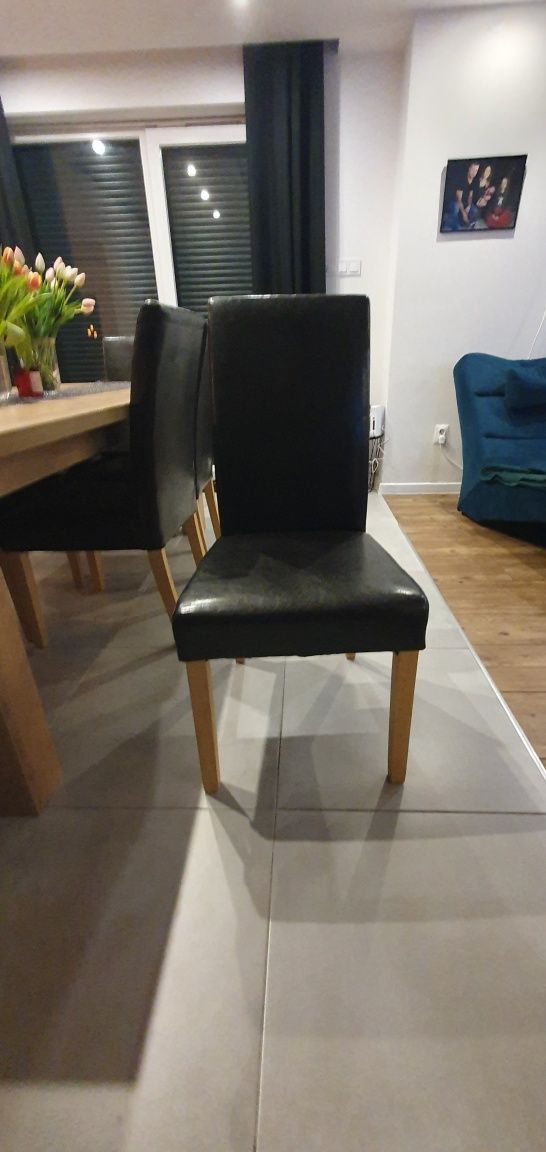 Stół z krzesłami