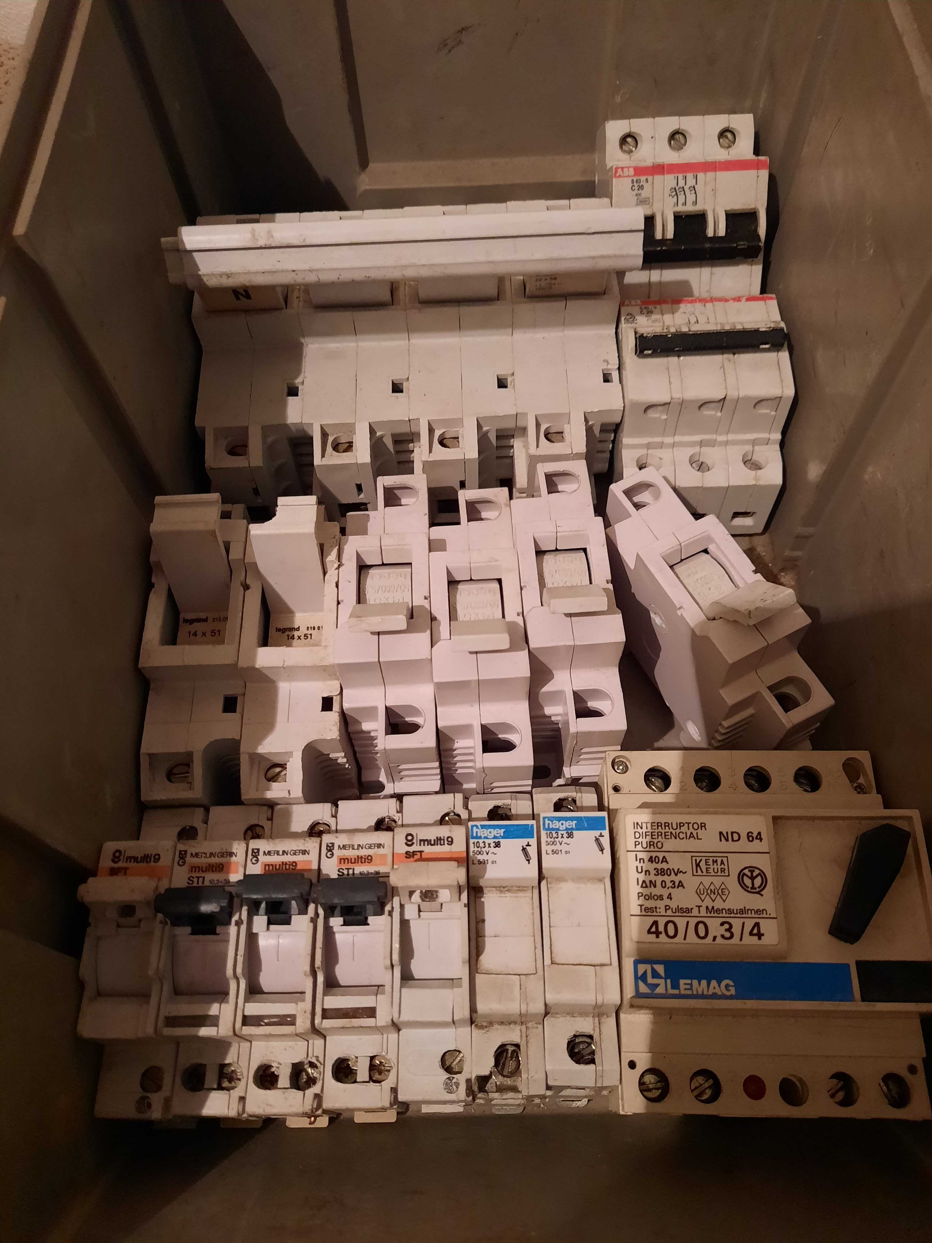 Material eléctrico (conjunto da foto)
