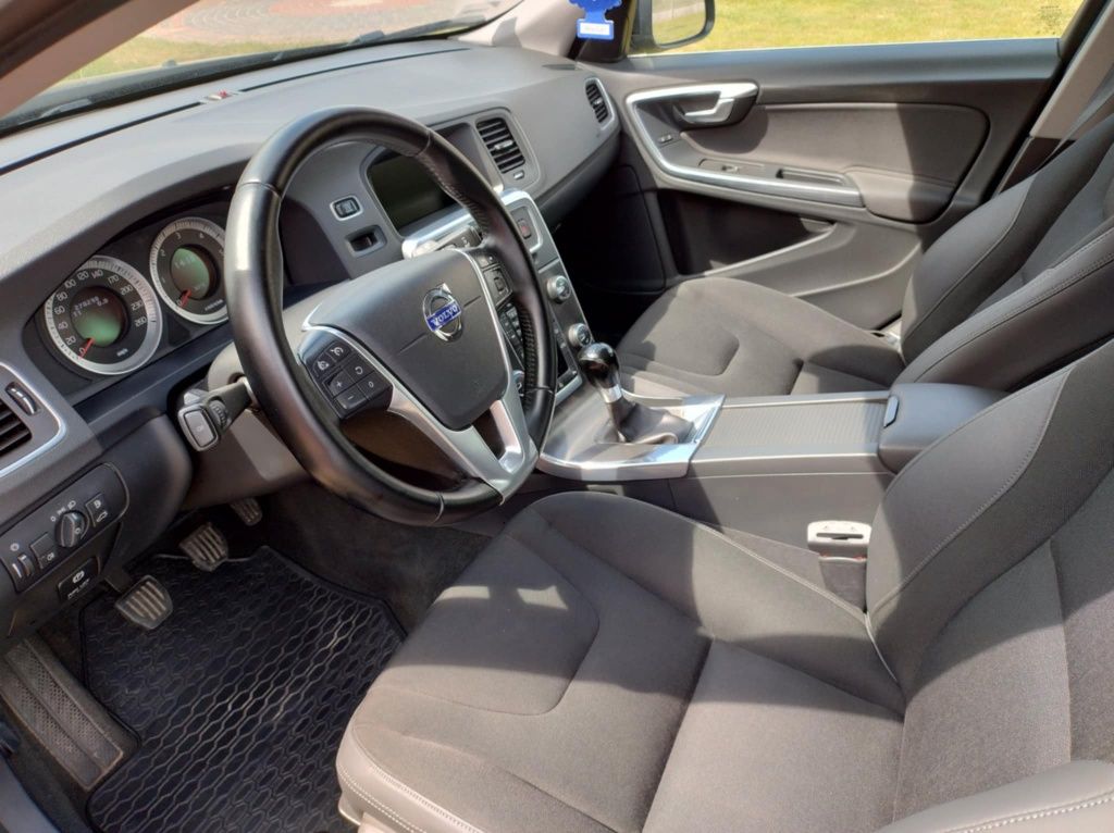 Volvo V60 D5 215PS