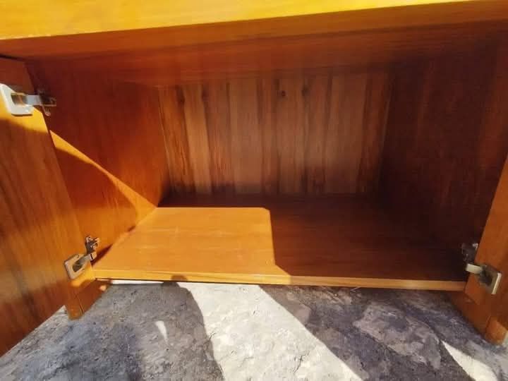 Móvel de sala com portas em vidro