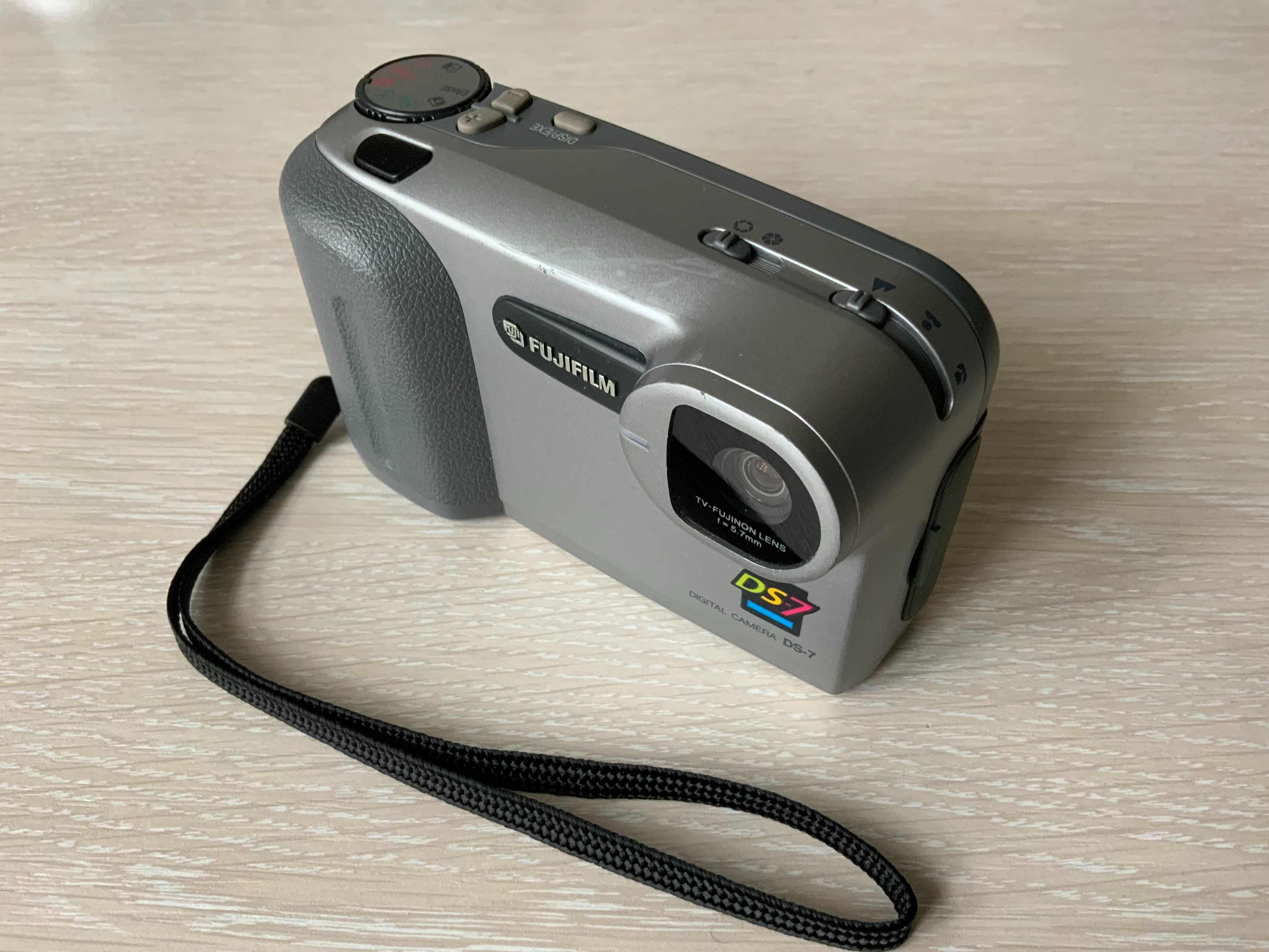 Винтажный цифровой фотоаппарат Fujifilm DS-7 (1996 год)