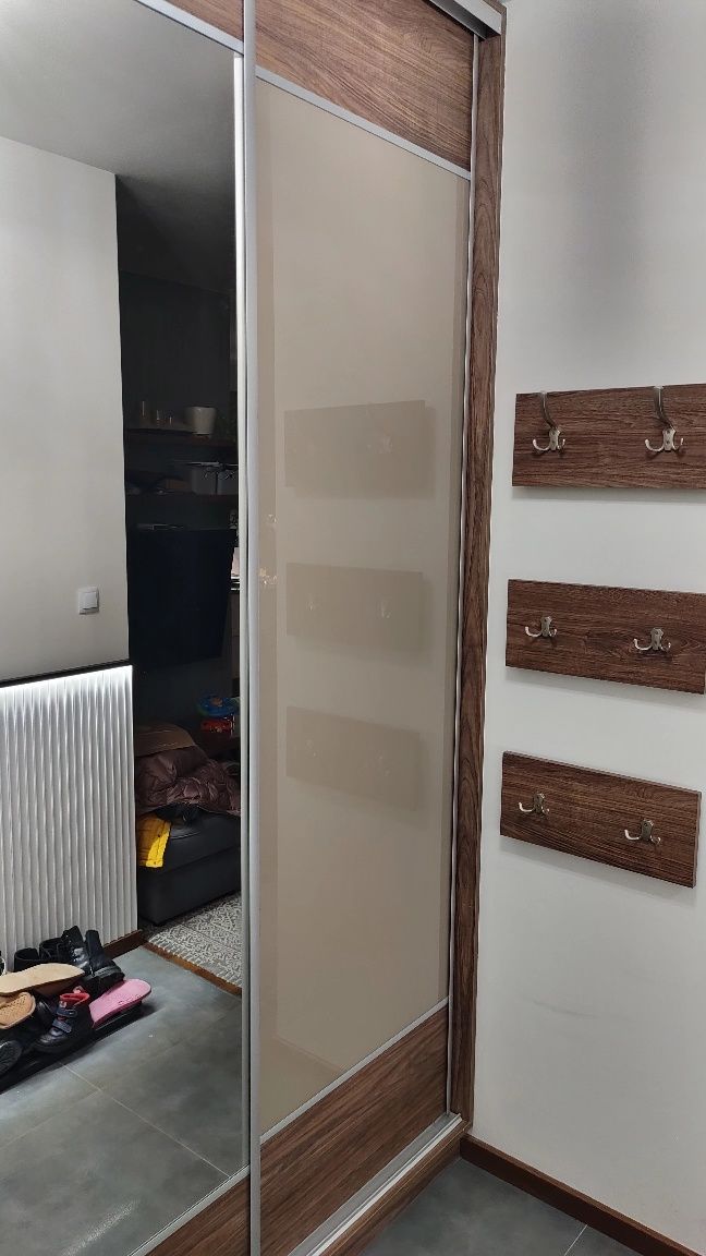 Szafa 3x drzwi przesuwne z lustrem i szybami barwionymi wieszaki szufl