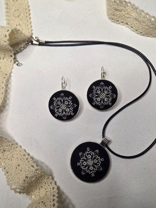 Прикраси з мікровишивкою