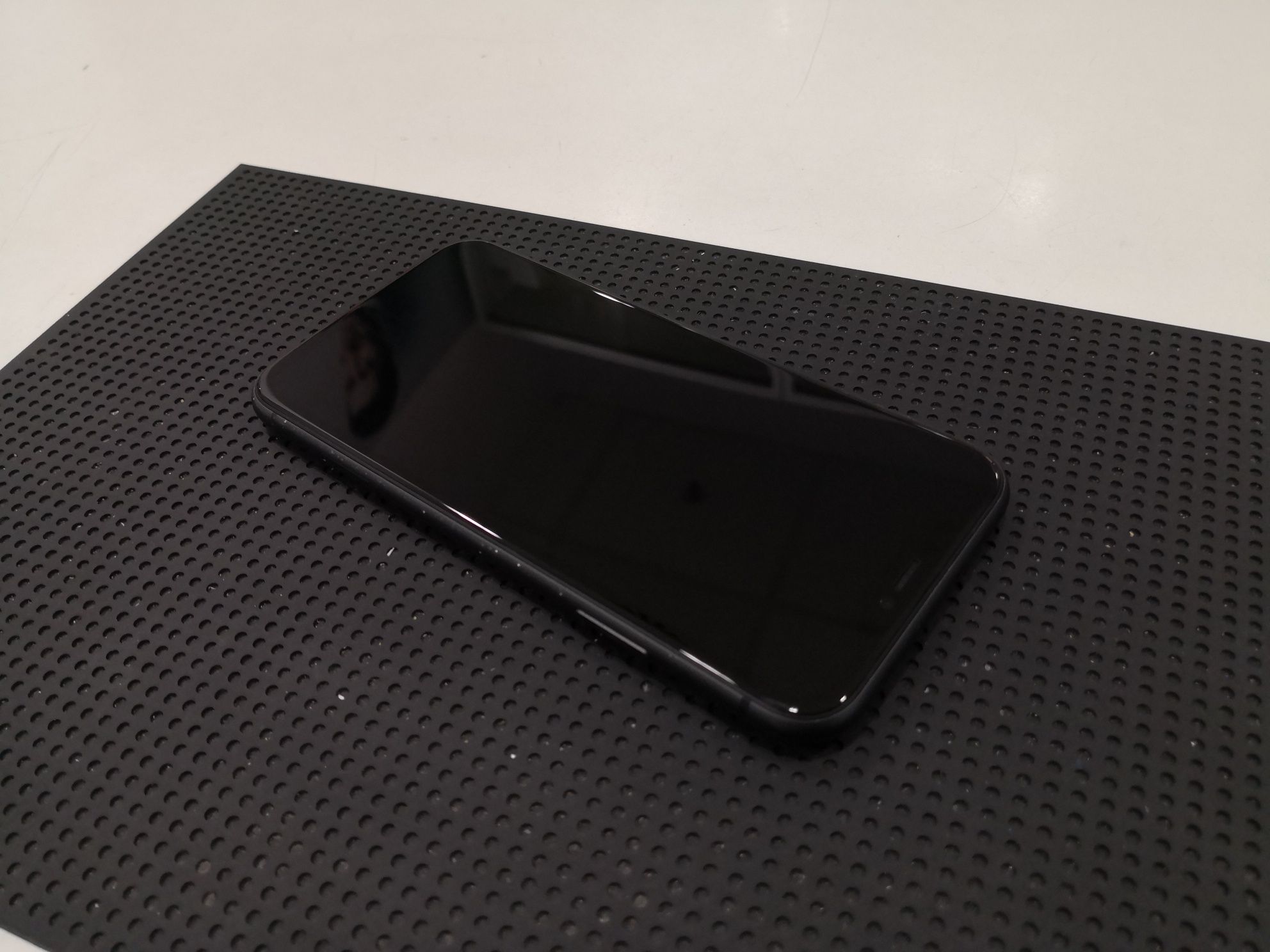 ZADBANY Telefon Apple Iphone 11 64GB Czarny / Black DZIERŻONIÓW