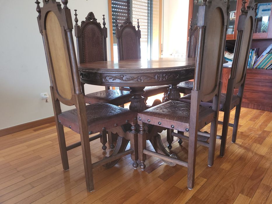 Mesa de jantar em madeira
