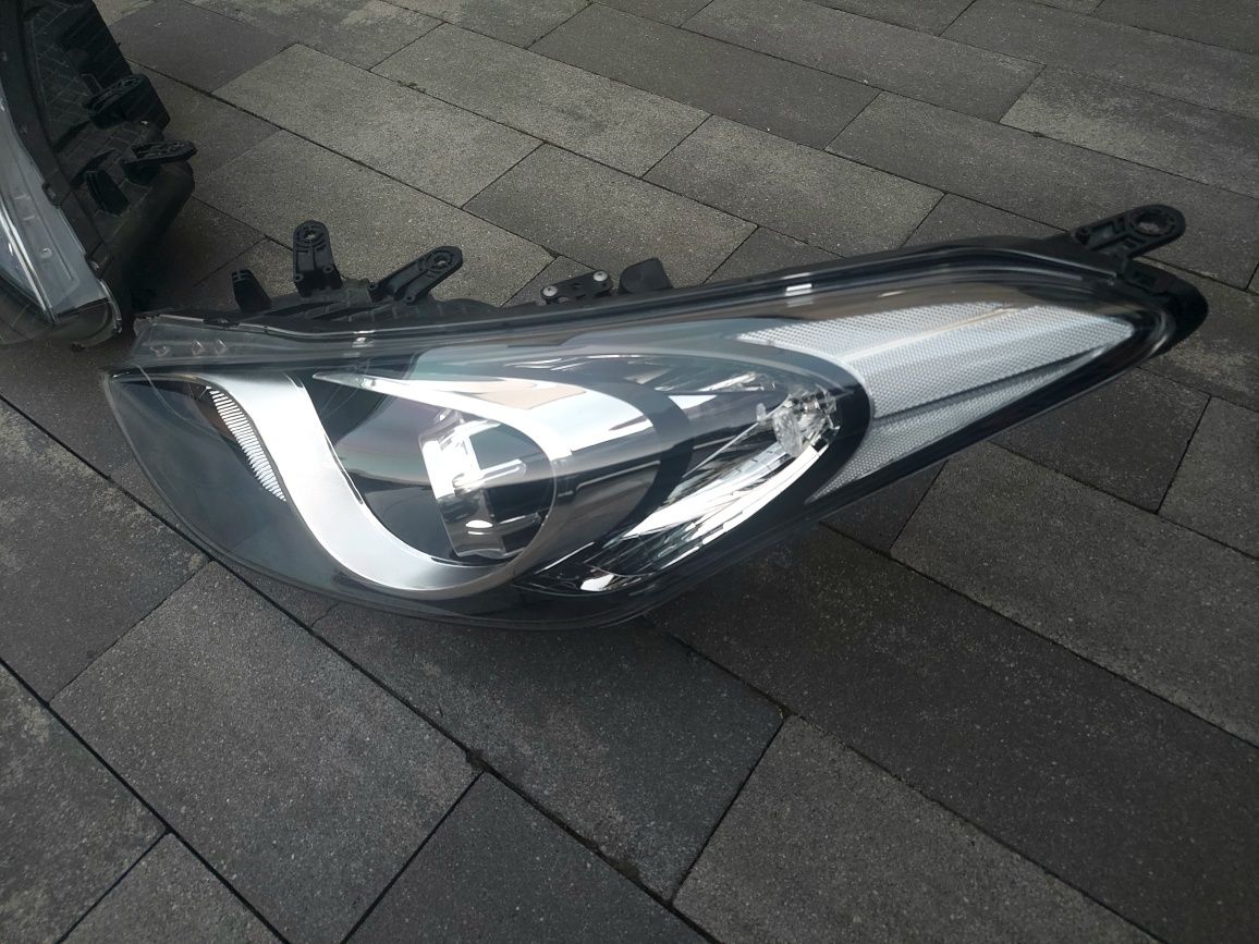 Reflektor lampa przód prawa lewa /europejska/ Hyundai i30
