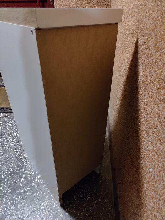 Biała szafka i blat