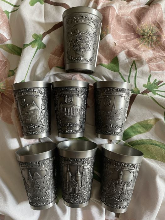 7 starych kubków z cyny