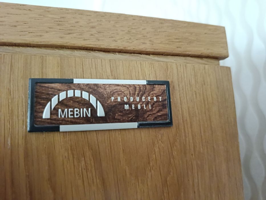 Elegancka witryna do salonu