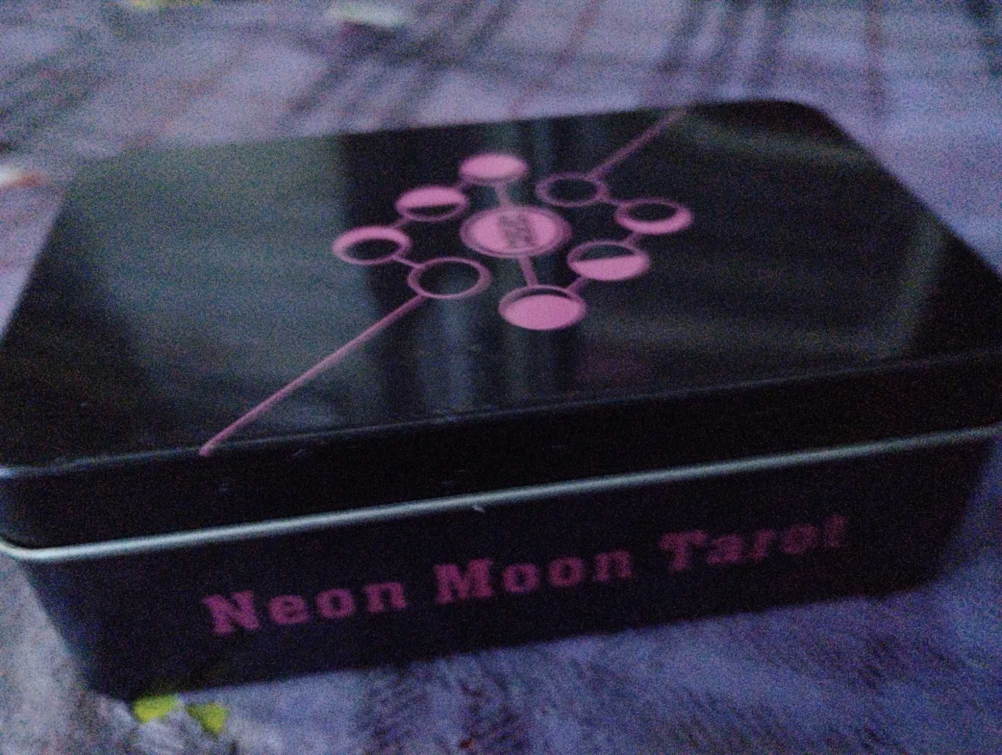 Карты Таро Аниме:Neon Moon Tarot