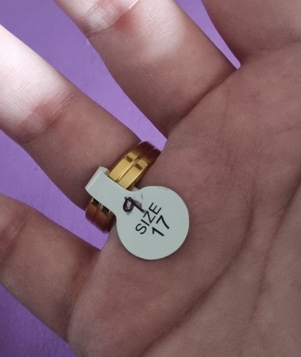 Anel/aliança dourado, em aço inoxidável, com 1 brilhante. T17