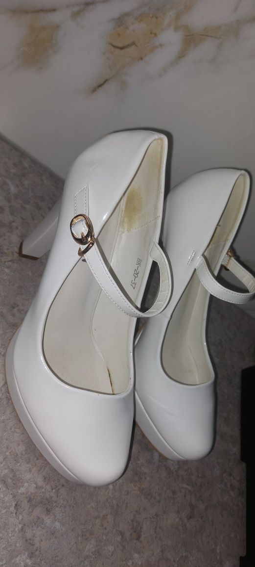 Весільні білі туфлі для нареченої ошатні на стійкому підборі з ремінце