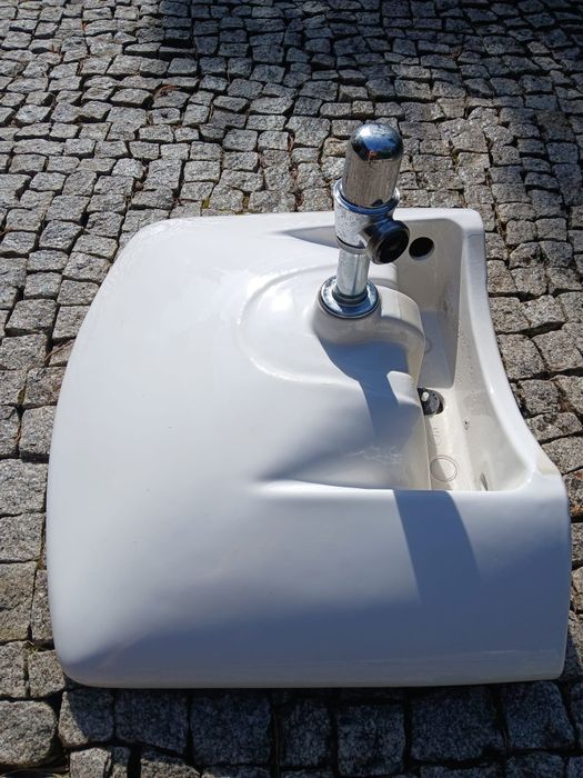 Umywalka podwieszana szer. 70 cm