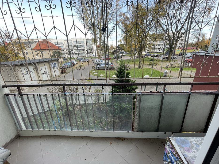 Mieszkanie dwupokojwe z dodatkowym korytarzem do remontu.