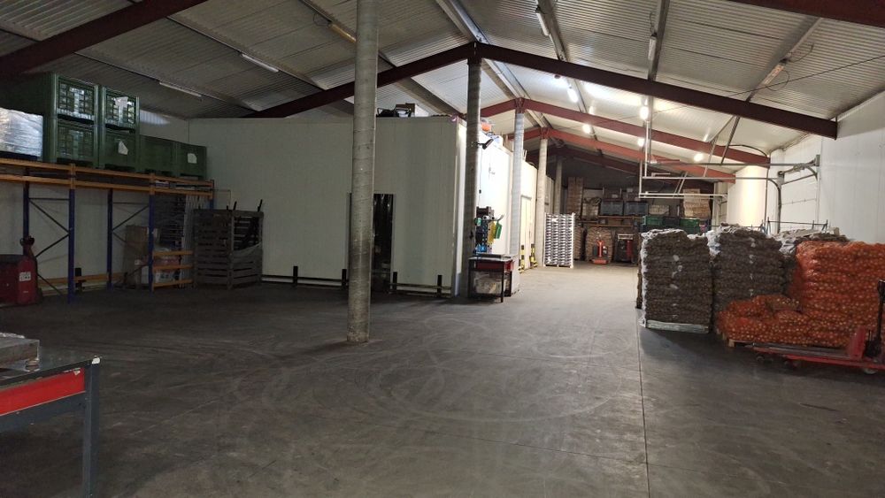 Hala z zapleczem biurowym