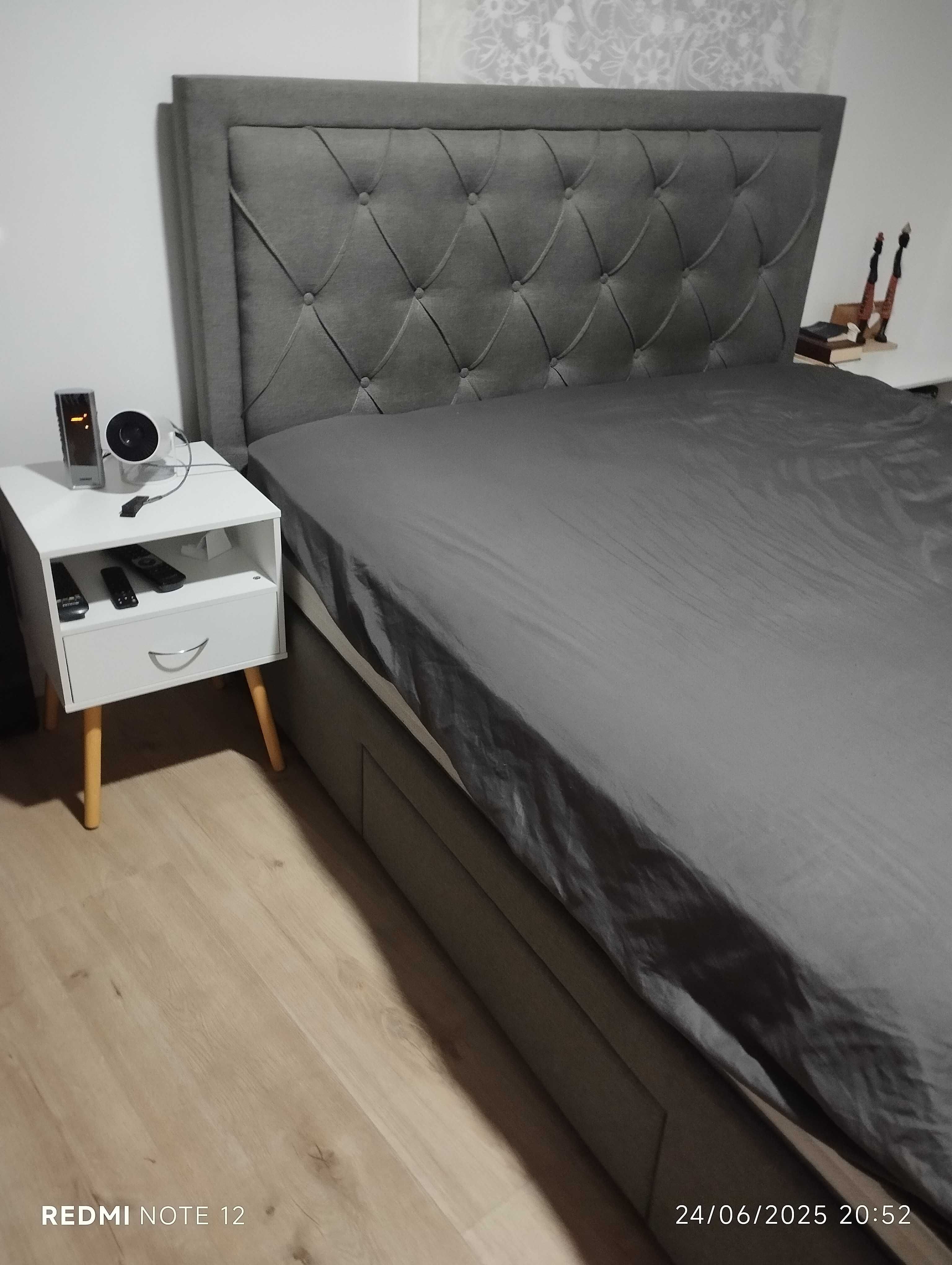 Cama e mesinhas de cabeceira
