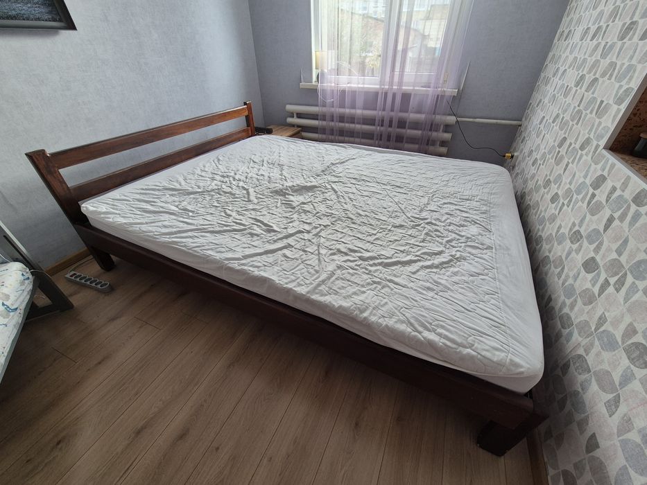 Продається кровать з матрасом та наматрасником; з дерева, ручна робота