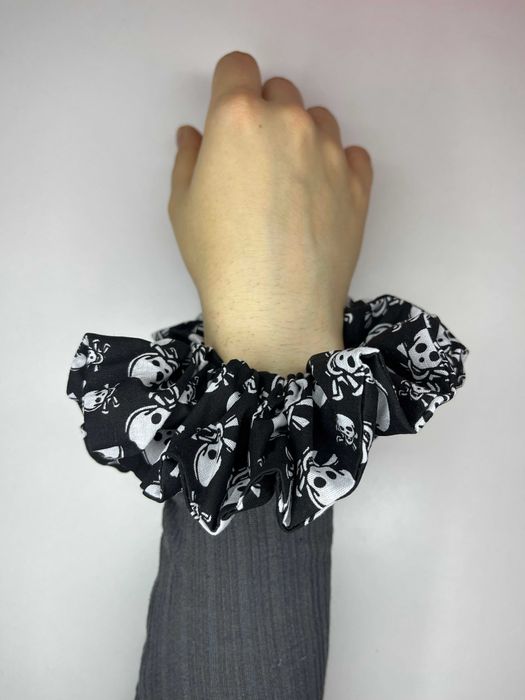 Duża halloweenowa gumka scrunchie – czarna z motywem czaszek, handmade