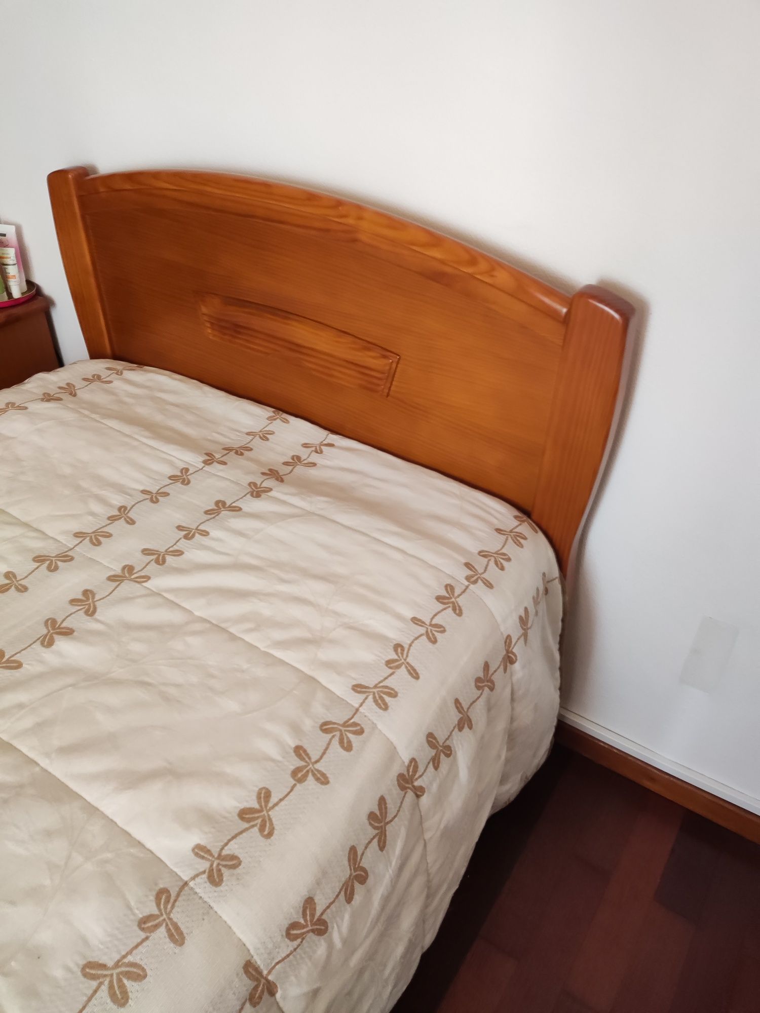 Cama de solteiro (com colchão ortopédico)