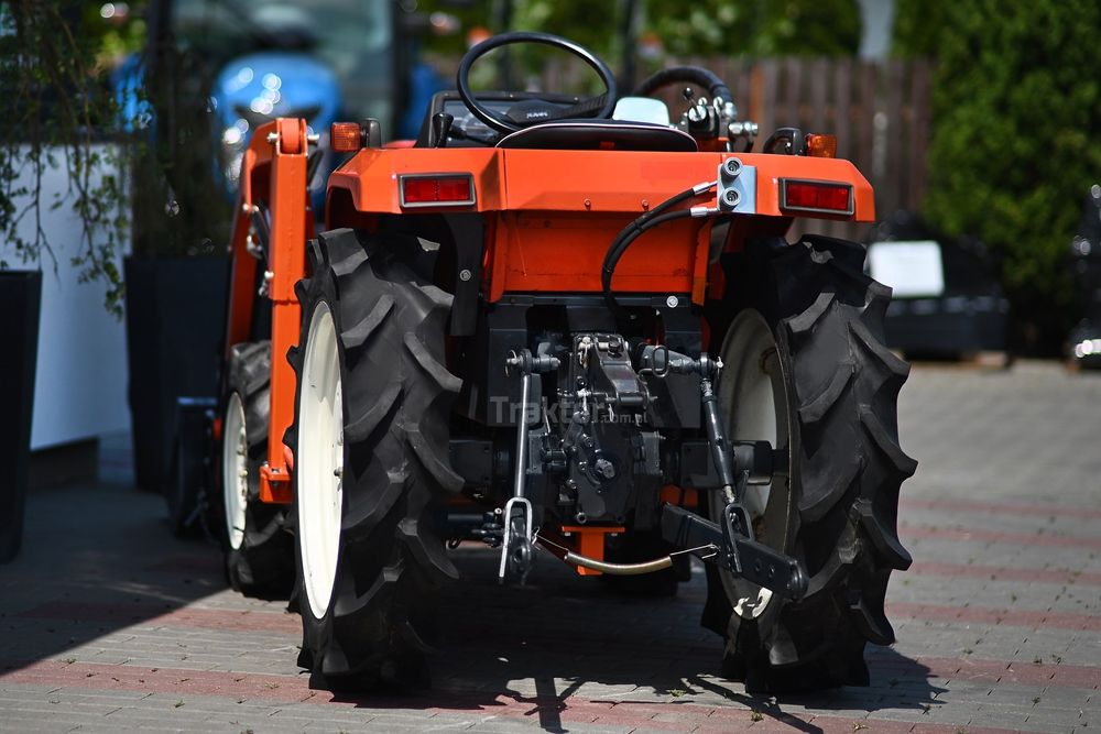 Ciągnik Kubota GT3D 4x4 - 21KM z przednim ładowaczem
