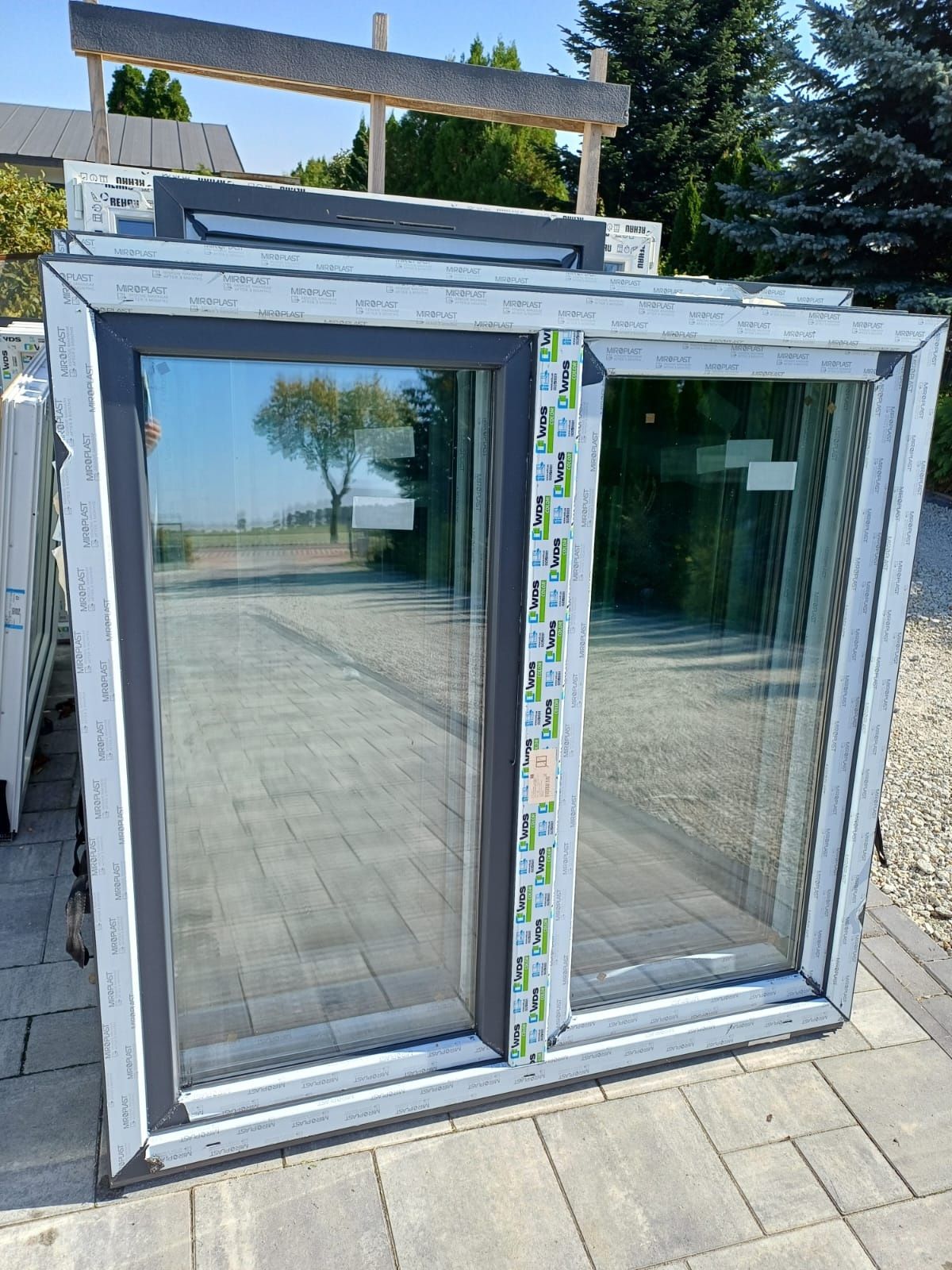 Okno PCV 145 x 140 antracyt trzyszybowe