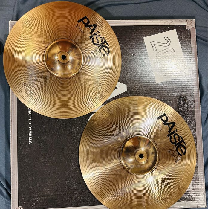 Pratos Paiste 201. Set Ride 20, crash 16, hi hat 14.