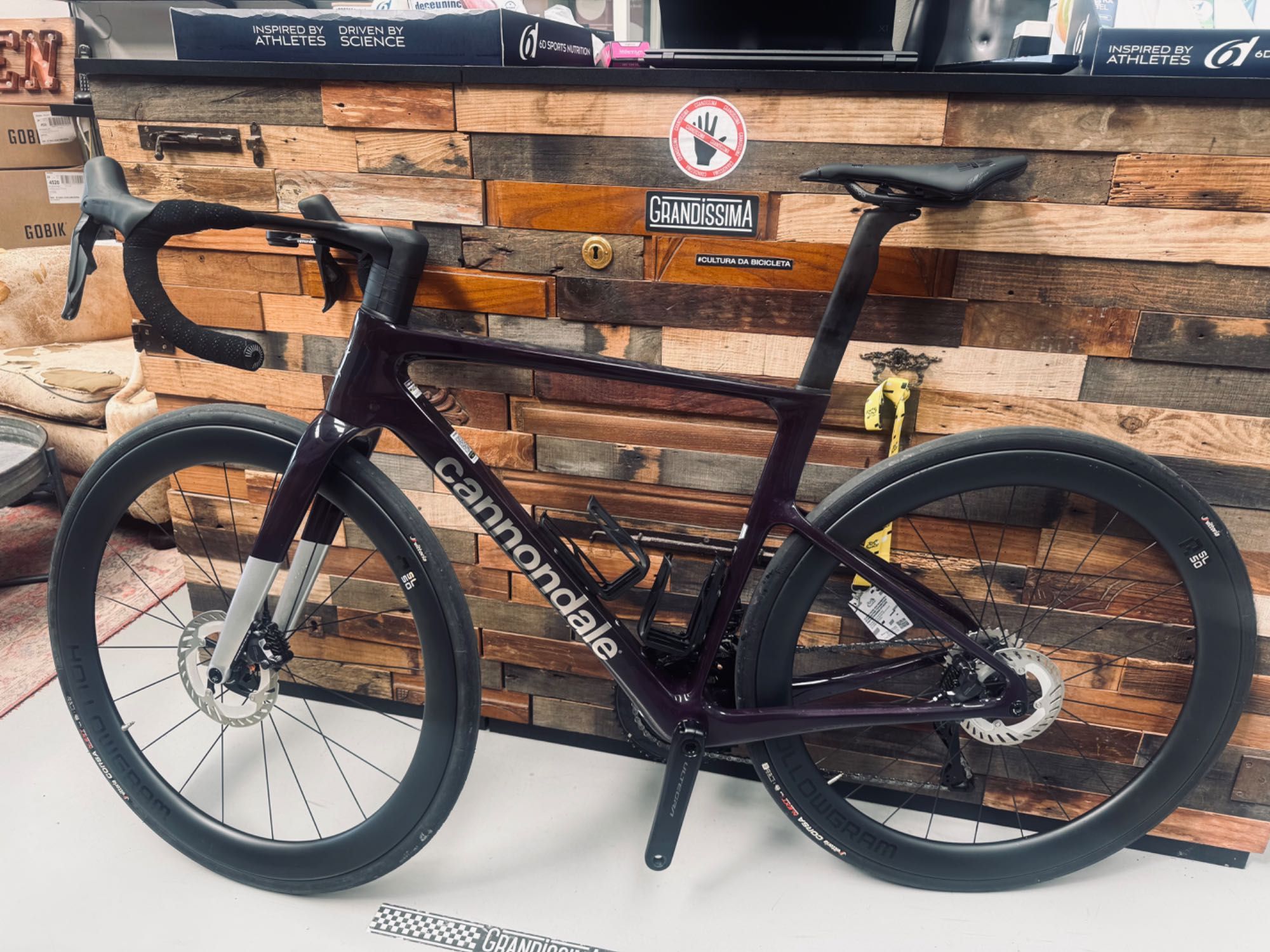 Cannondale SuperSix EVO
Hi-MOD 2