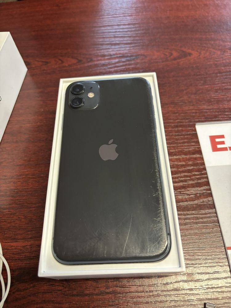 Czarny iphone 11 uszkodzony 64gb zestaw ładowarka słuchawki pudełko