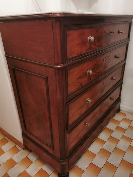 Cómoda Século XIX (Quatro Gavetas  c/Fechadura e Tampo em Mármore)