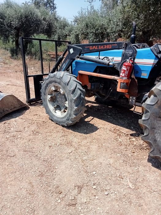 Trator agrícola com pa e forquilha