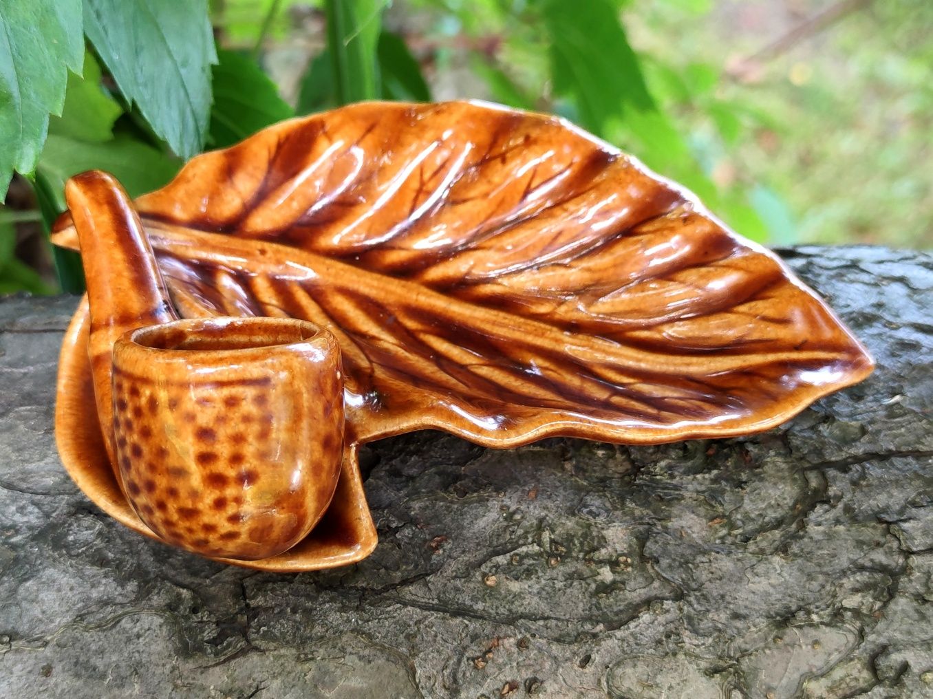 Popielniczka ceramiczna liść z fajka. Szkliwiona prl