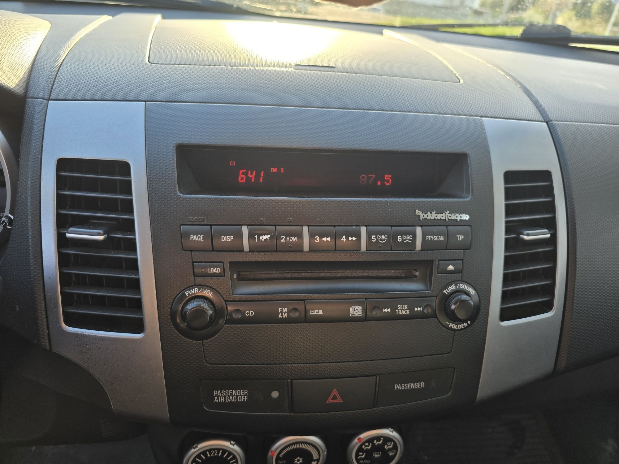 Mitsubishi Outlander 2