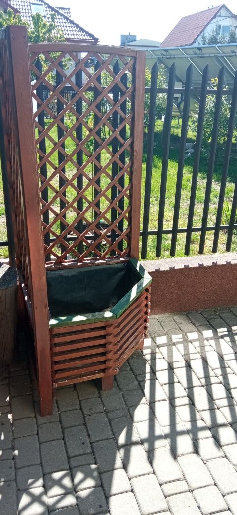 Pergola ogrodowa w kształcie trójkąta o wymiarach 81x81x180