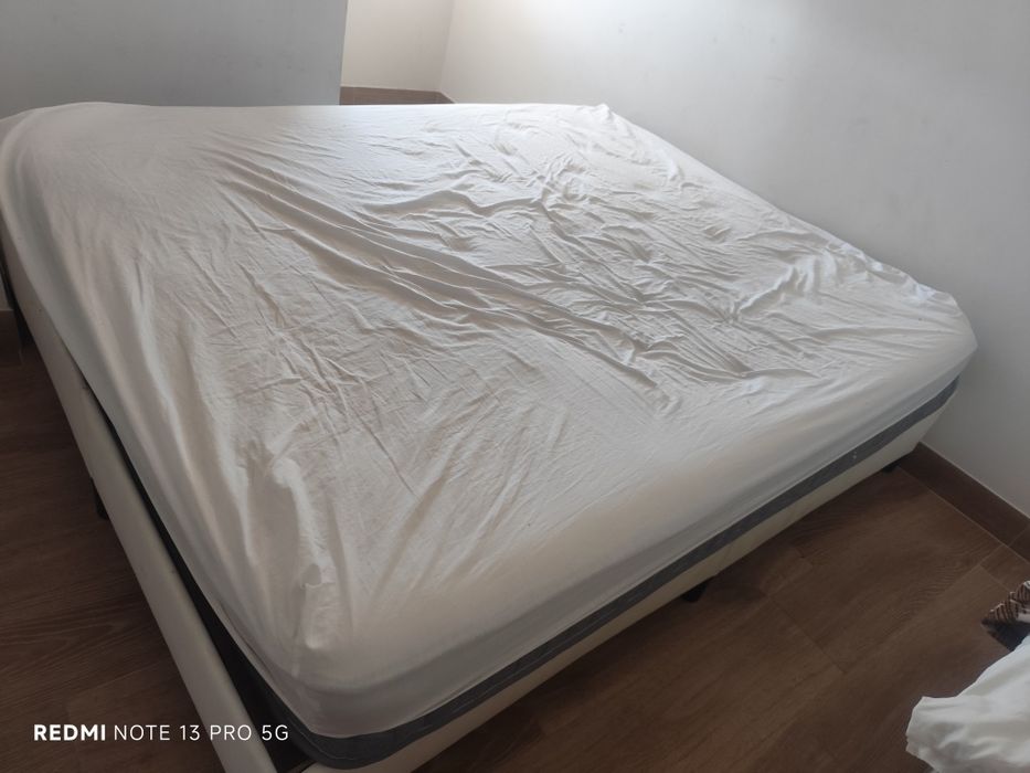 Vendo duas camas de casal .
