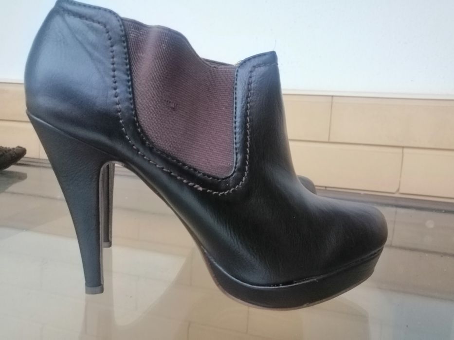 Botins castanhos em pele novos sem etiqueta
