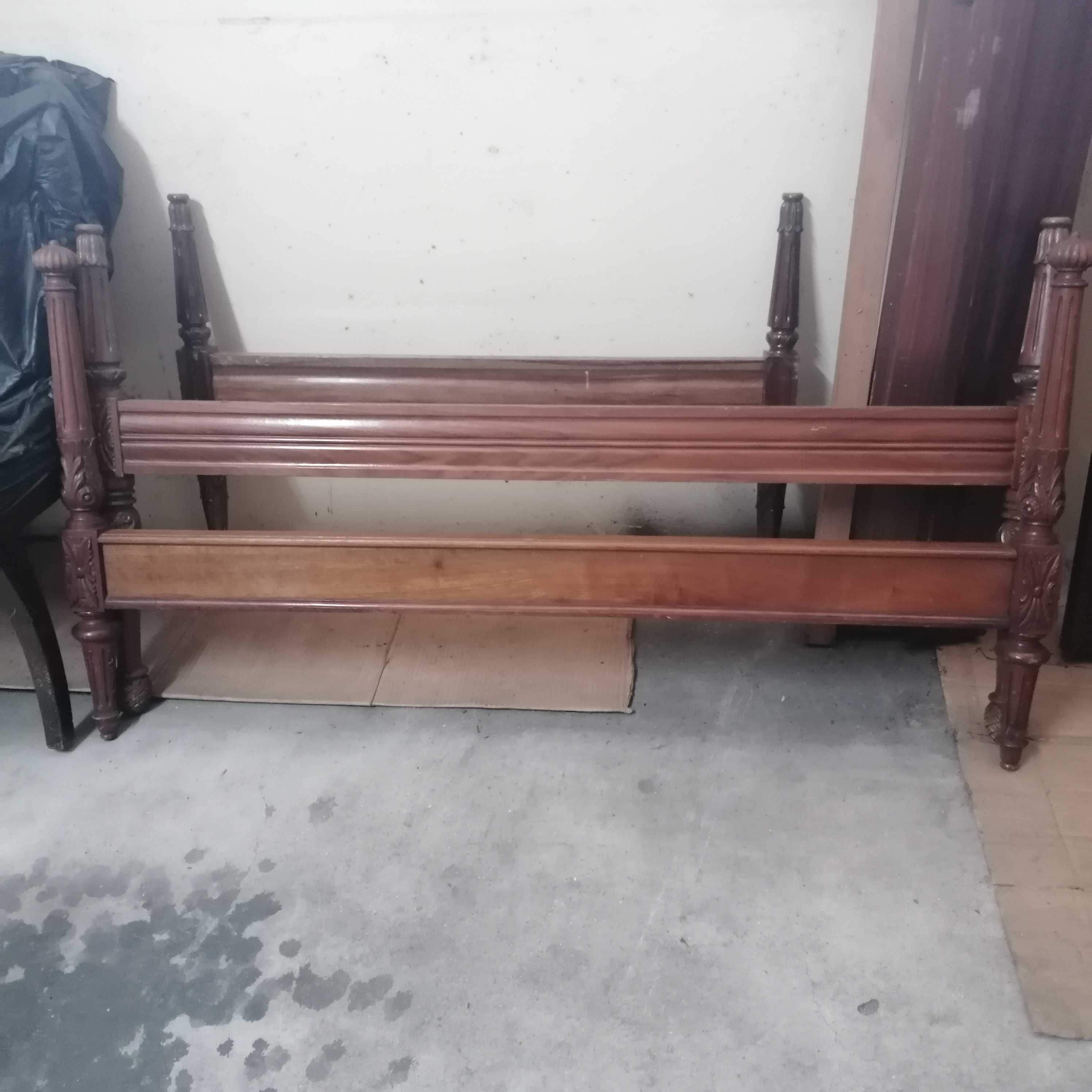 Cama de casal em nogueira