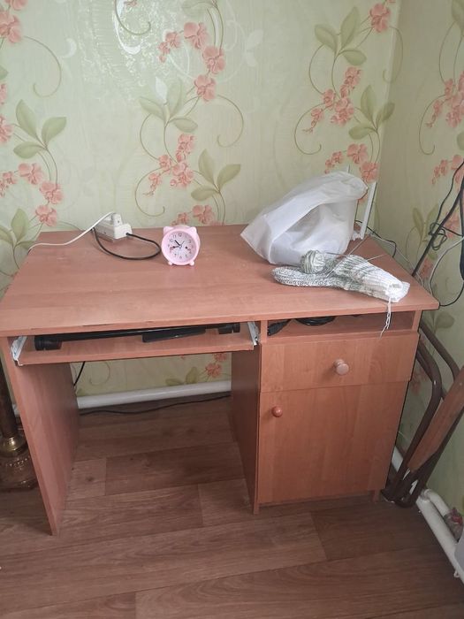 Продам стол компьютерный