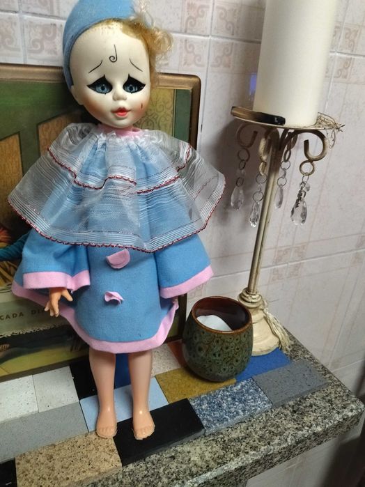 Boneca Arlequim da década de 1970 em plástico.
