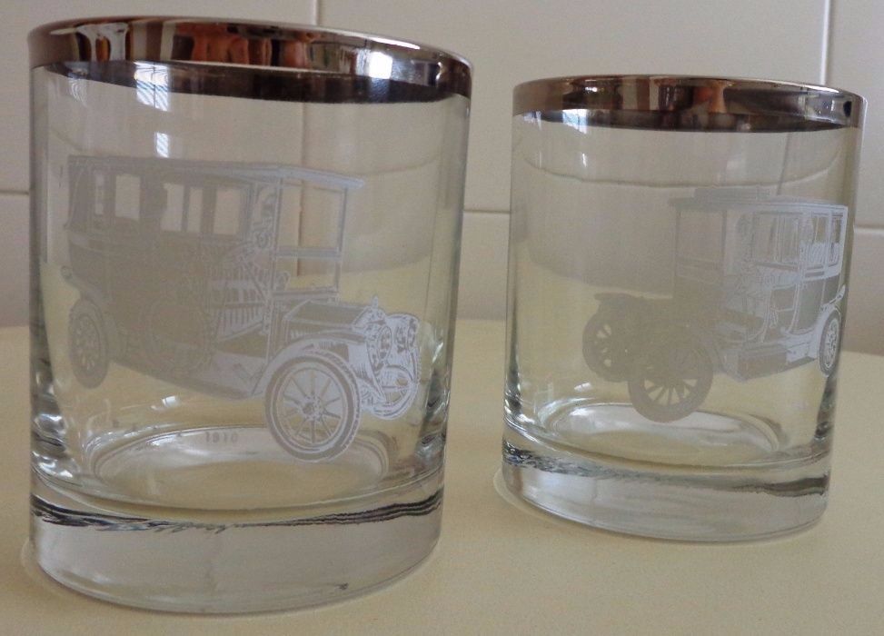 2 copos com motivos automobilísticos