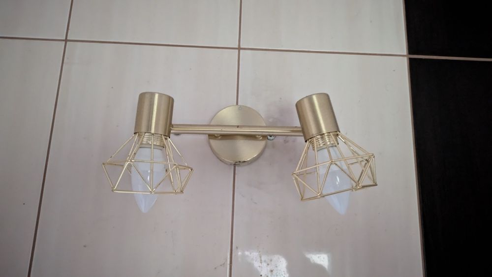 Złota lampa kinkiet na dwie żarówki