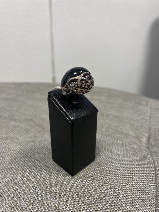 Anel em prata trabalhada com onix medida 15