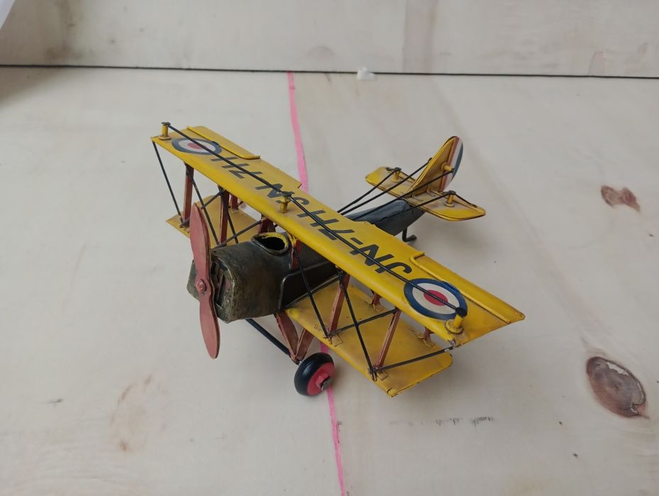 Metalowy retro samolot